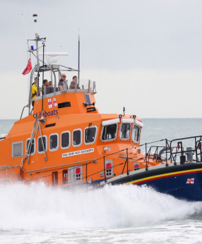 Look Closer 4eme: Helping others: The RNLI lifeboats, episode sheets - Exercises public_resources.teaching_resource